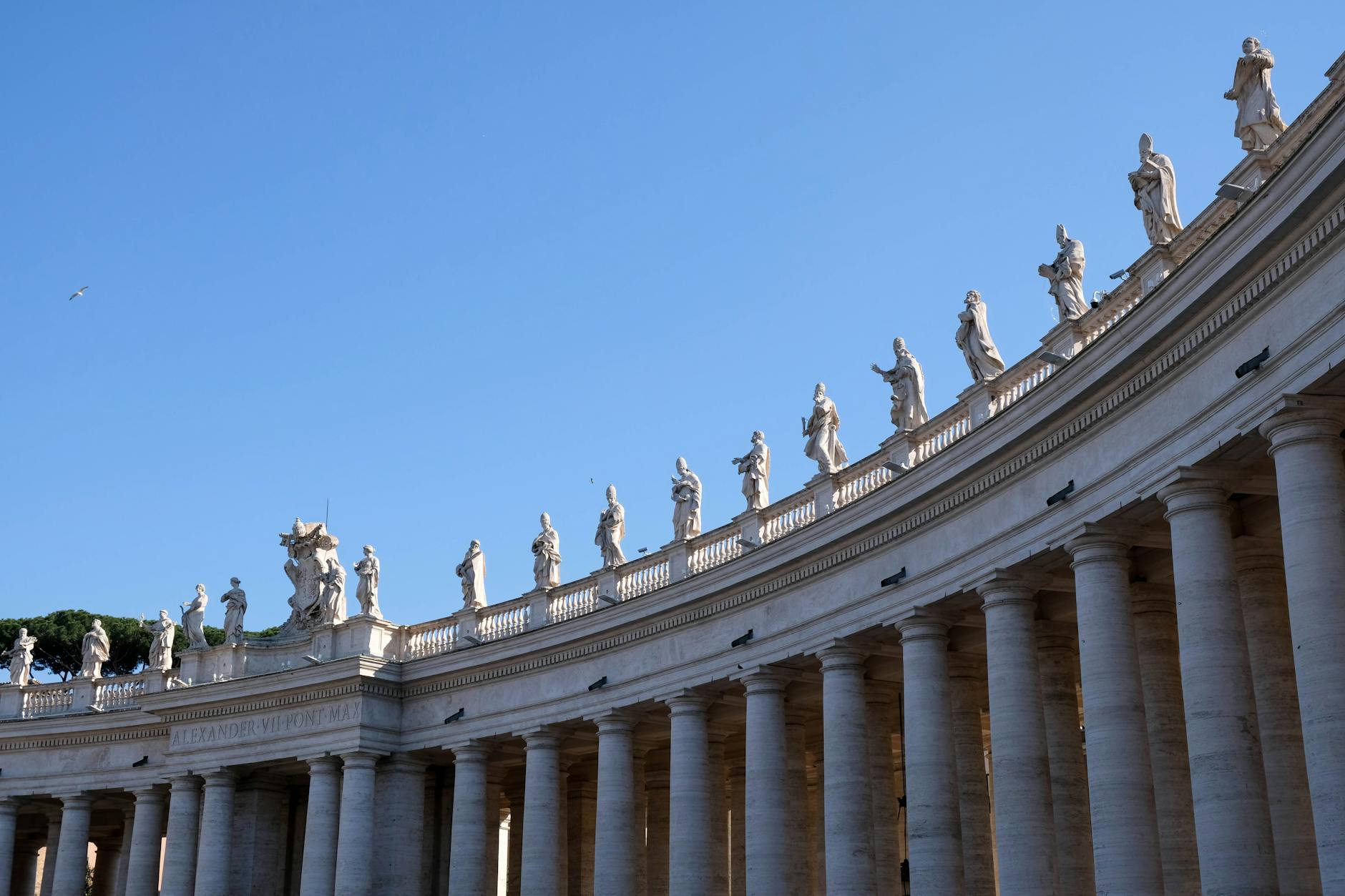 Rom - Rückkehr zu altem Brauch: Papst Leo XIV. wäscht Priestern die Füße