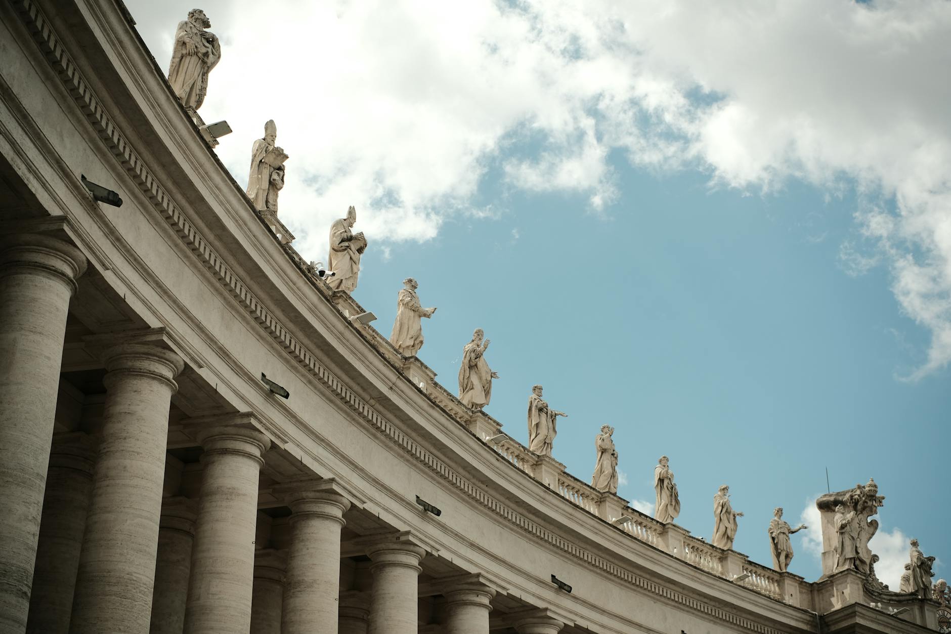 Papst Leo XIV. nach Lungenoperation zurück im Vatikan
