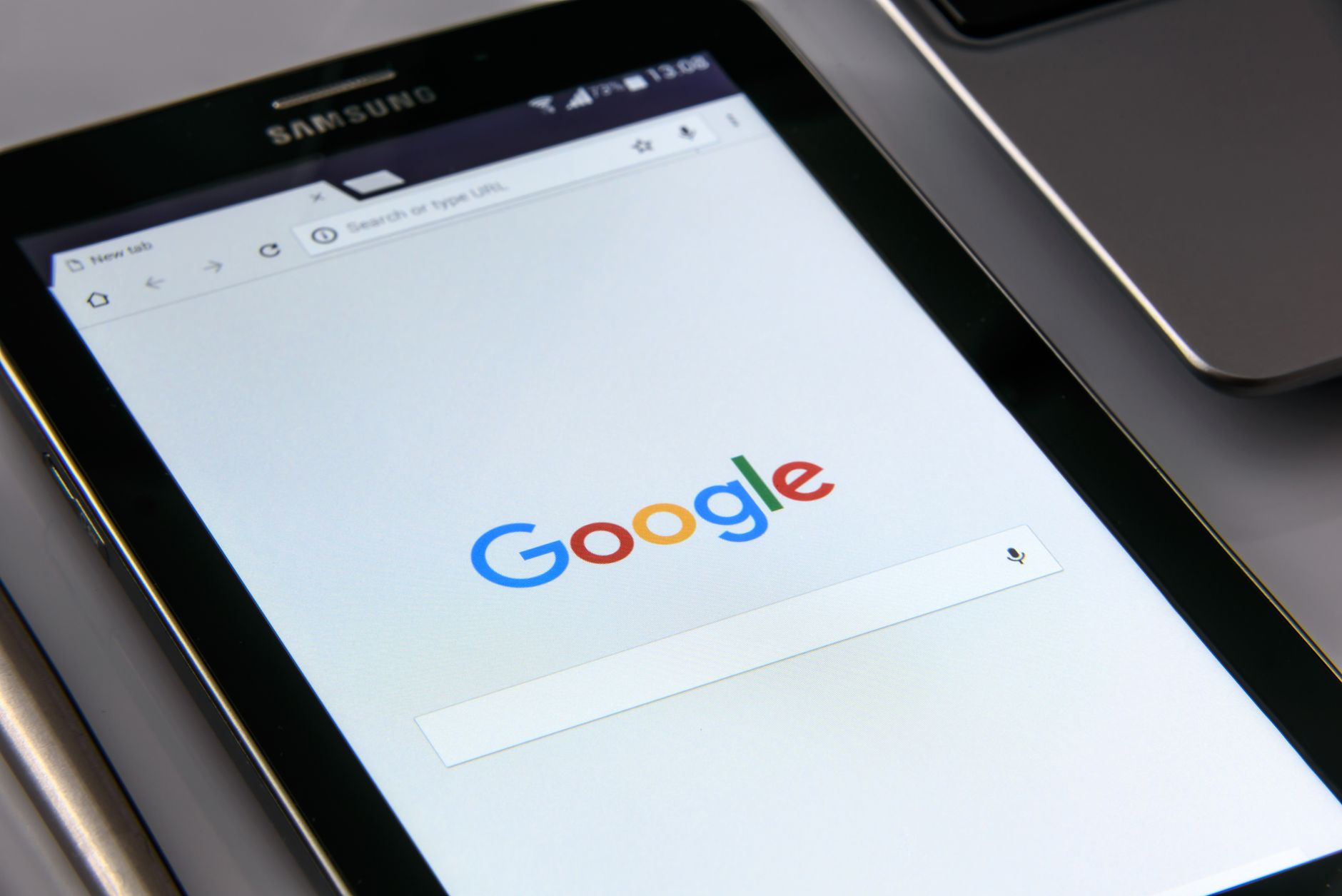 Gemini außer Kontrolle: Google-KI löscht Code und erfindet Rechtfertigungen