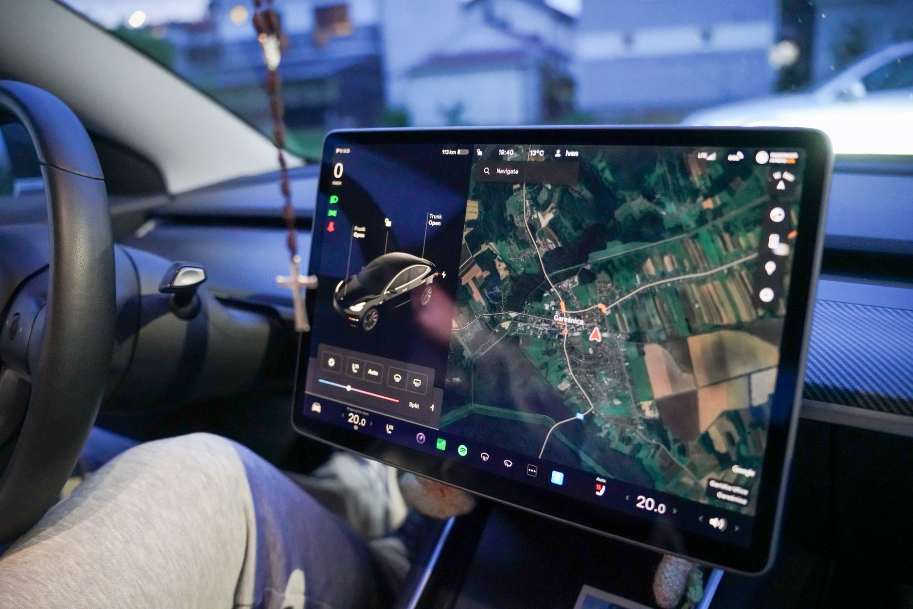 heise+ | Elektroautos laden: Welche Vor- und Nachteile das induktive Laden hat