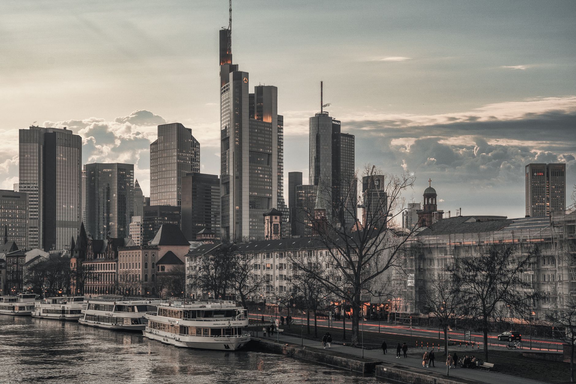 Frankfurt-Nordend / Bahnhofsviertel / Ostend: Mehrere Angriffe und Widerstände gegen Vollstreckungsbeamte