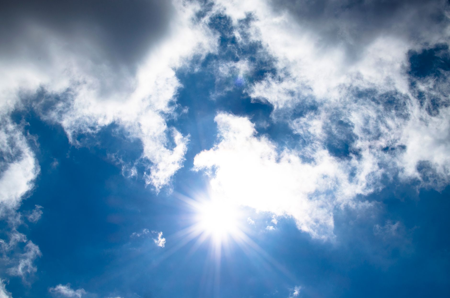 Wetter - Teils sonnig, teils bewölkt, später im Westen und Süden Niederschläge, 20 bis 29