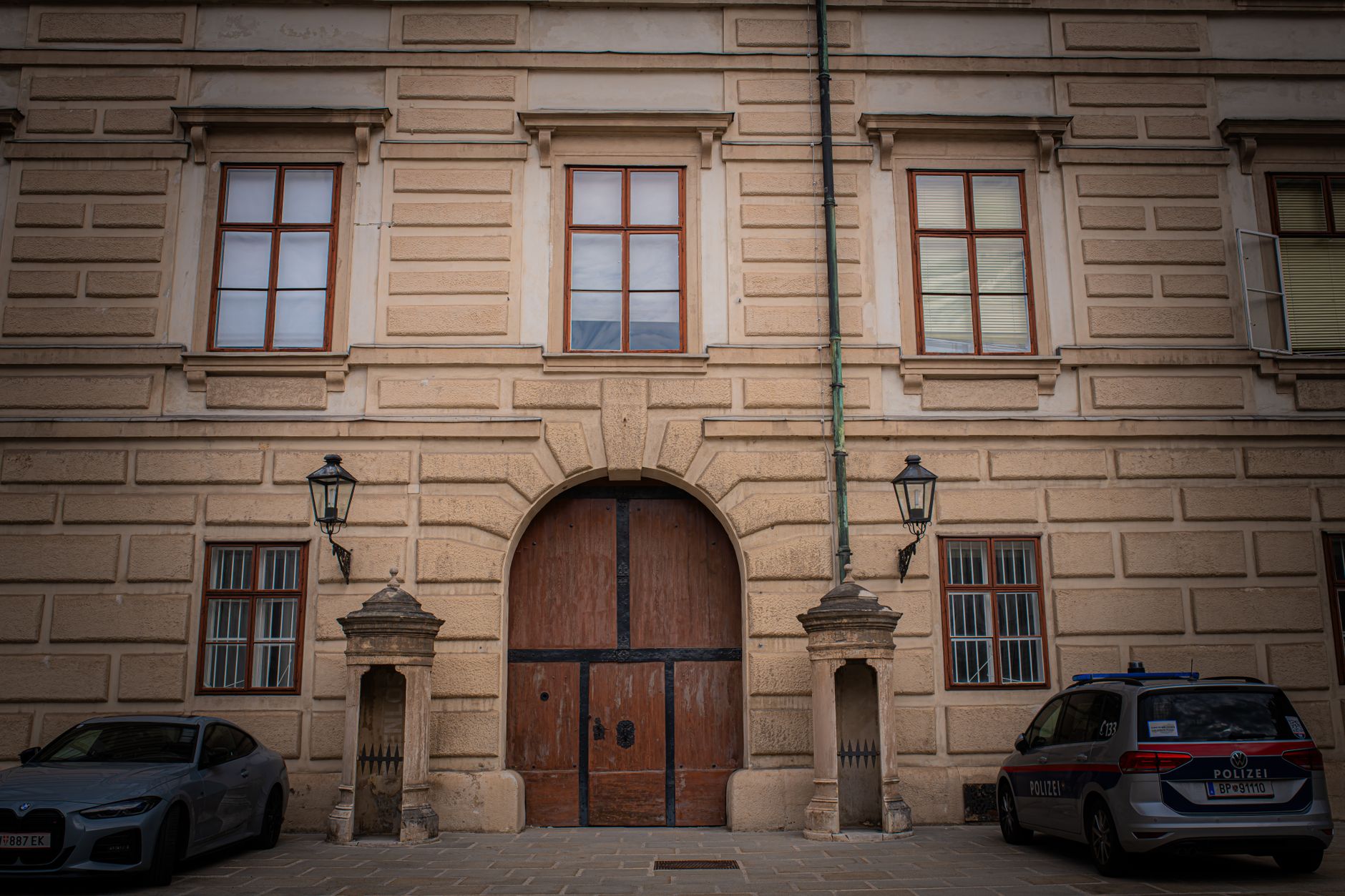 Tresor und Bargeld bei nächtlichem Einbruch in Tierarztpraxis in Ahnatal-Weimar gestohlen: Kriminalpolizei sucht Zeugen