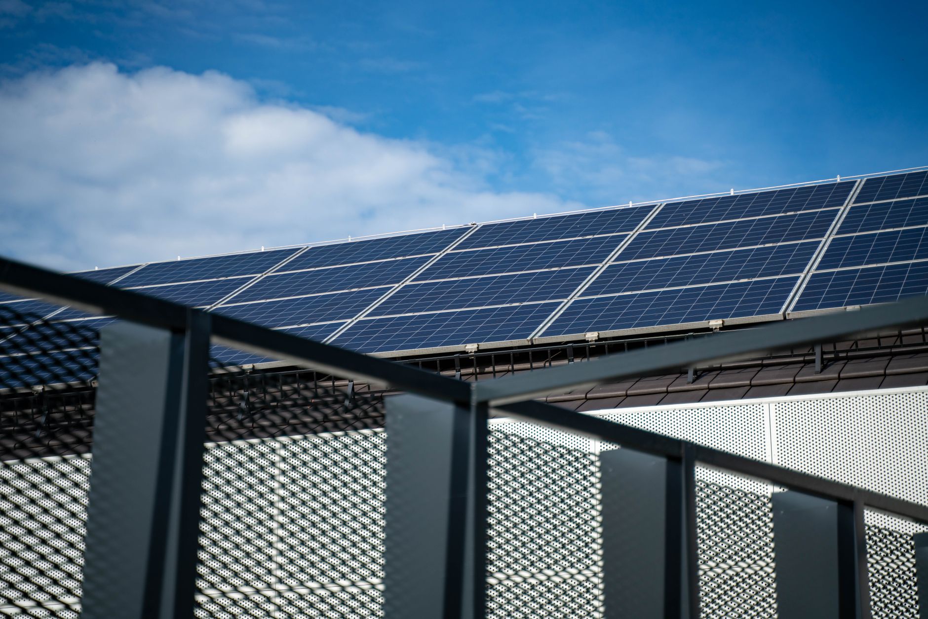 heise+ | Photovoltaik und Cybersicherheit: Wo vernetzte Anlagen angreifbar werden