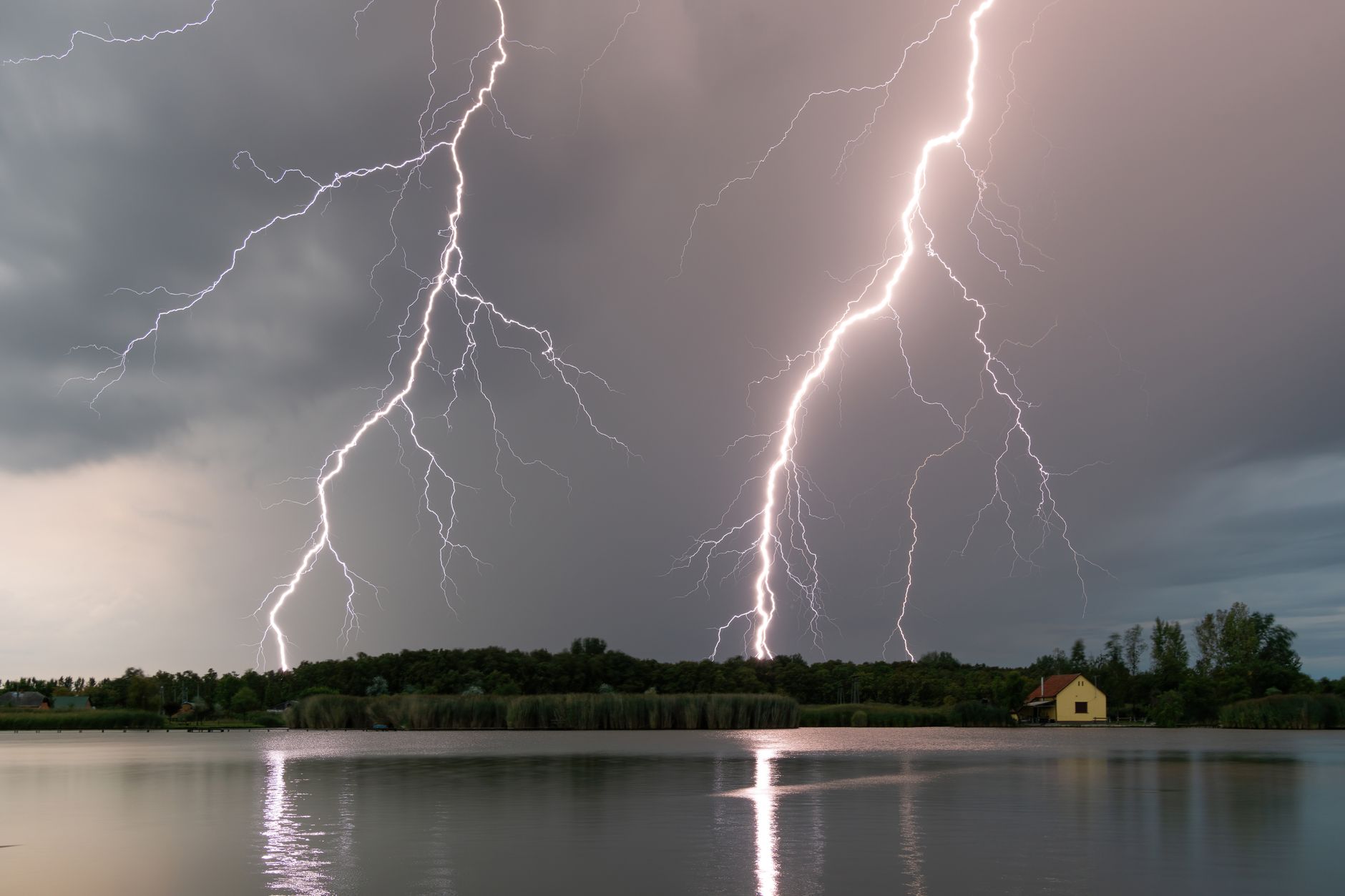 DWD warnt: Schwere Gewitter ziehen auf - vor allem im Süden