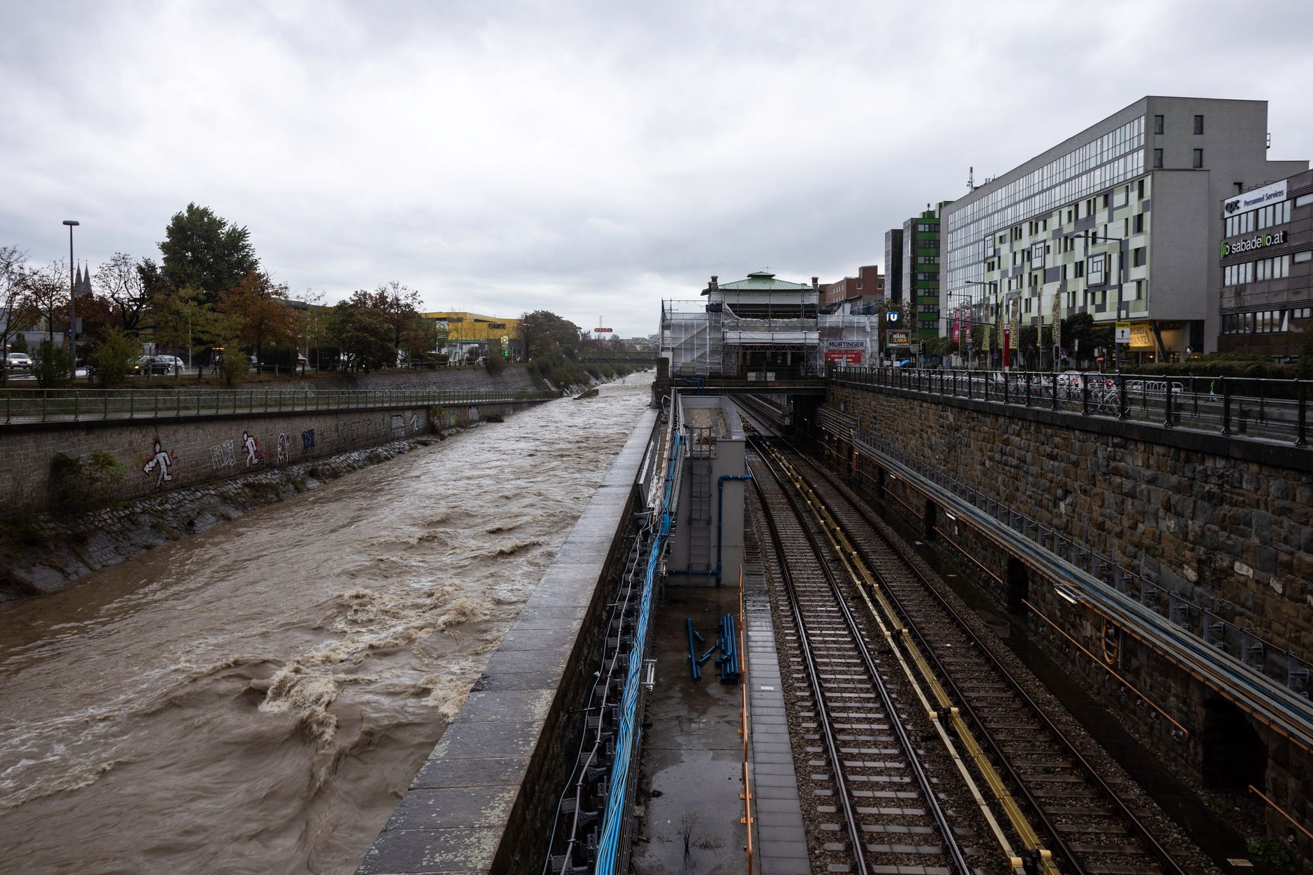 Trotz Niederschlägen - Rheinpegel steigen nach Regen - Probleme für Schifffahrt bleiben