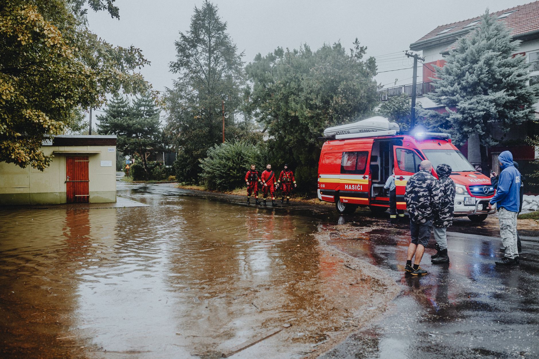 Flut im Himalaya: Hunderte Arbeiter in Wasserkraftwerken eingeschlossen