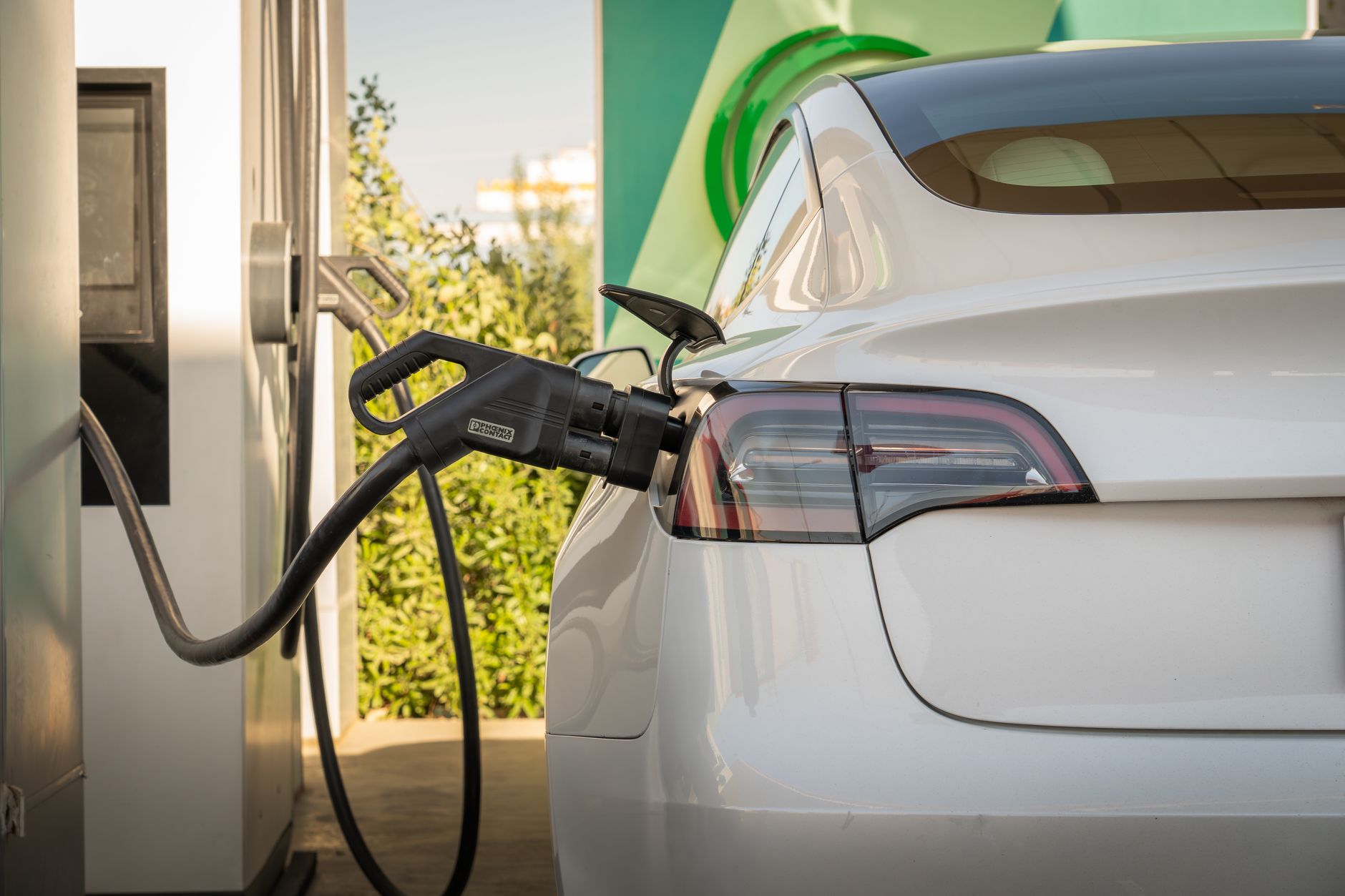 Dienstwagen-Check 2026: Das 800-Volt-Problem der elektrischen Luxusklasse