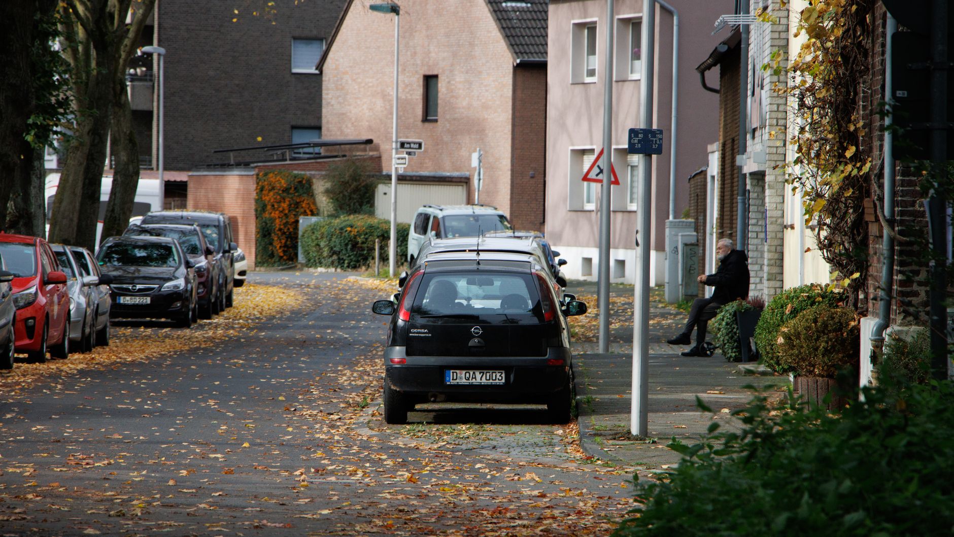 Fahrer von grauem Mercedes bringt Fahrradfahrer zu Fall: Zeugen zu Unfallflucht im Königstor gesucht