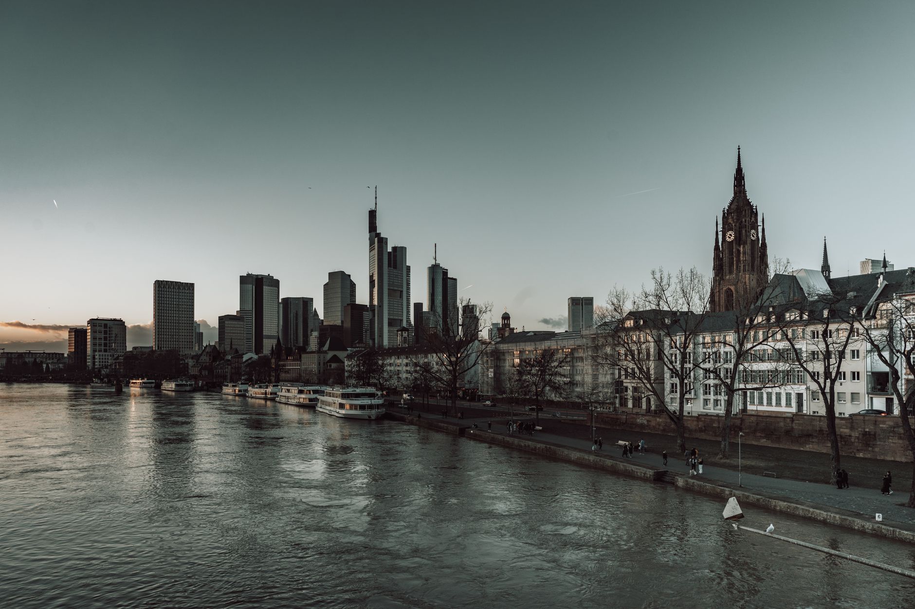 Frankfurt - Niederrad: Raser mit offenem Haftbefehl nach Stop Stick Einsatz festgenommen