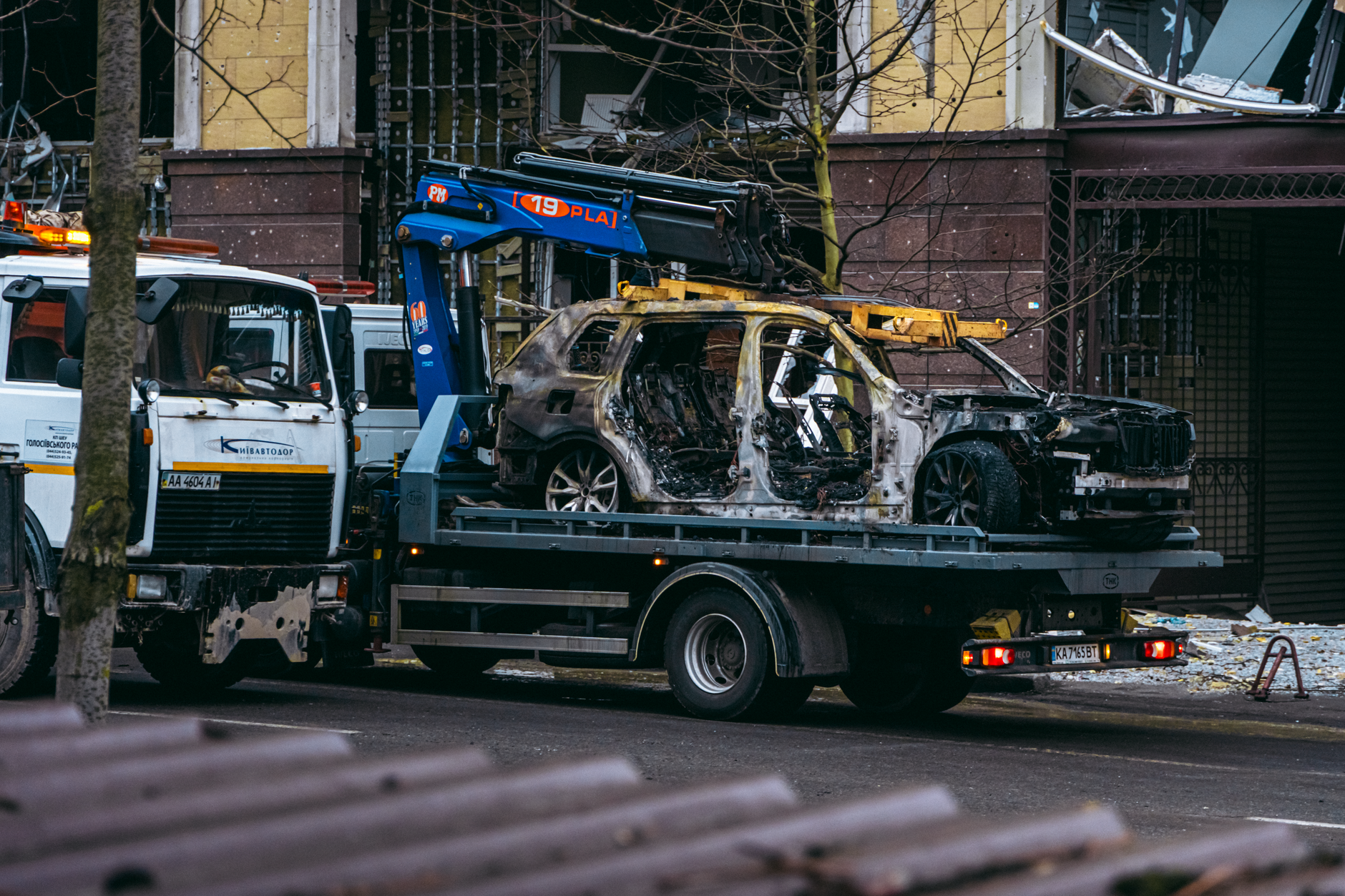 Marburg-Biedenkopf: Fahrzeuge auf Autohausgelände in Brand geraten · Warnbaken beschädigt - Verursacher flüchtet