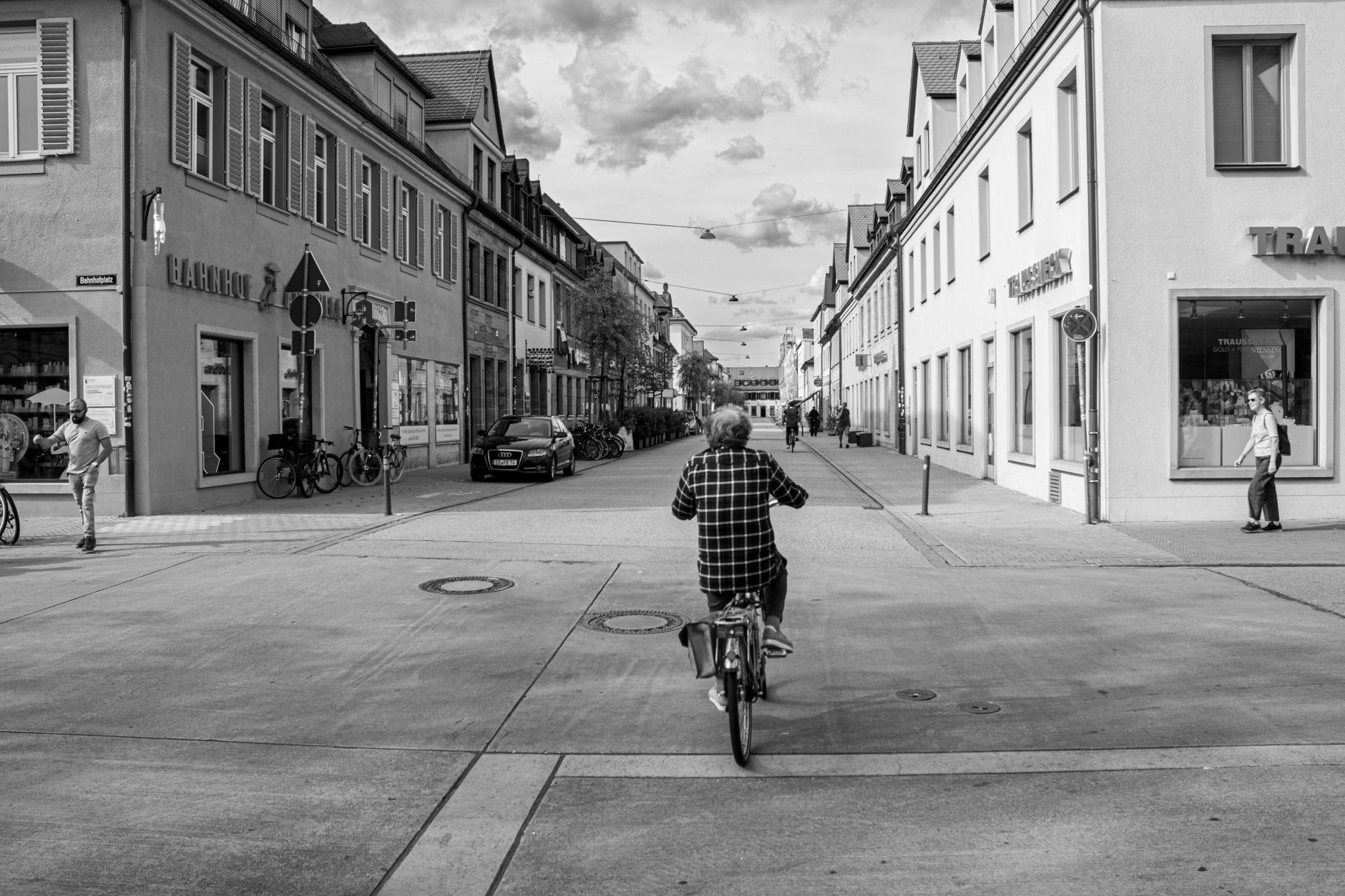 Zeugen von Verkehrsunfall mit gestürztem Fahrradfahrer auf Friedrich-Ebert-Straße gesucht