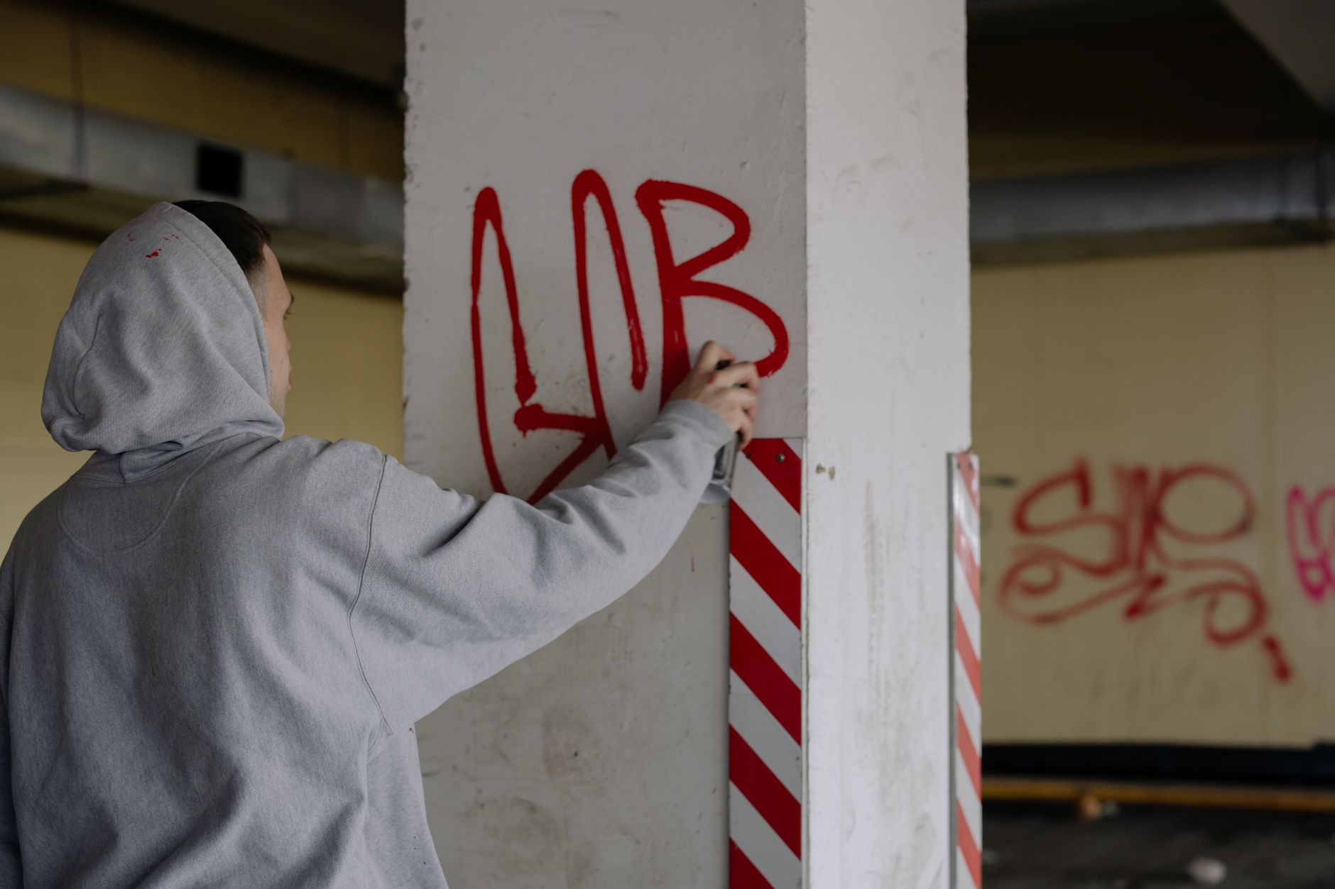 Kelsterbach: Graffiti an vier Stellen / Zeugen gesucht