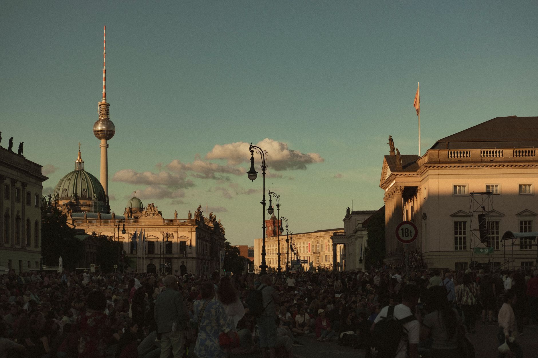 Enteignungsdebatte - Nach Linken-Wahlsieg in Berlin: Keine Kompromissbereitschaft bei "Vergesellschaftung" von Wohnungskonzernen
