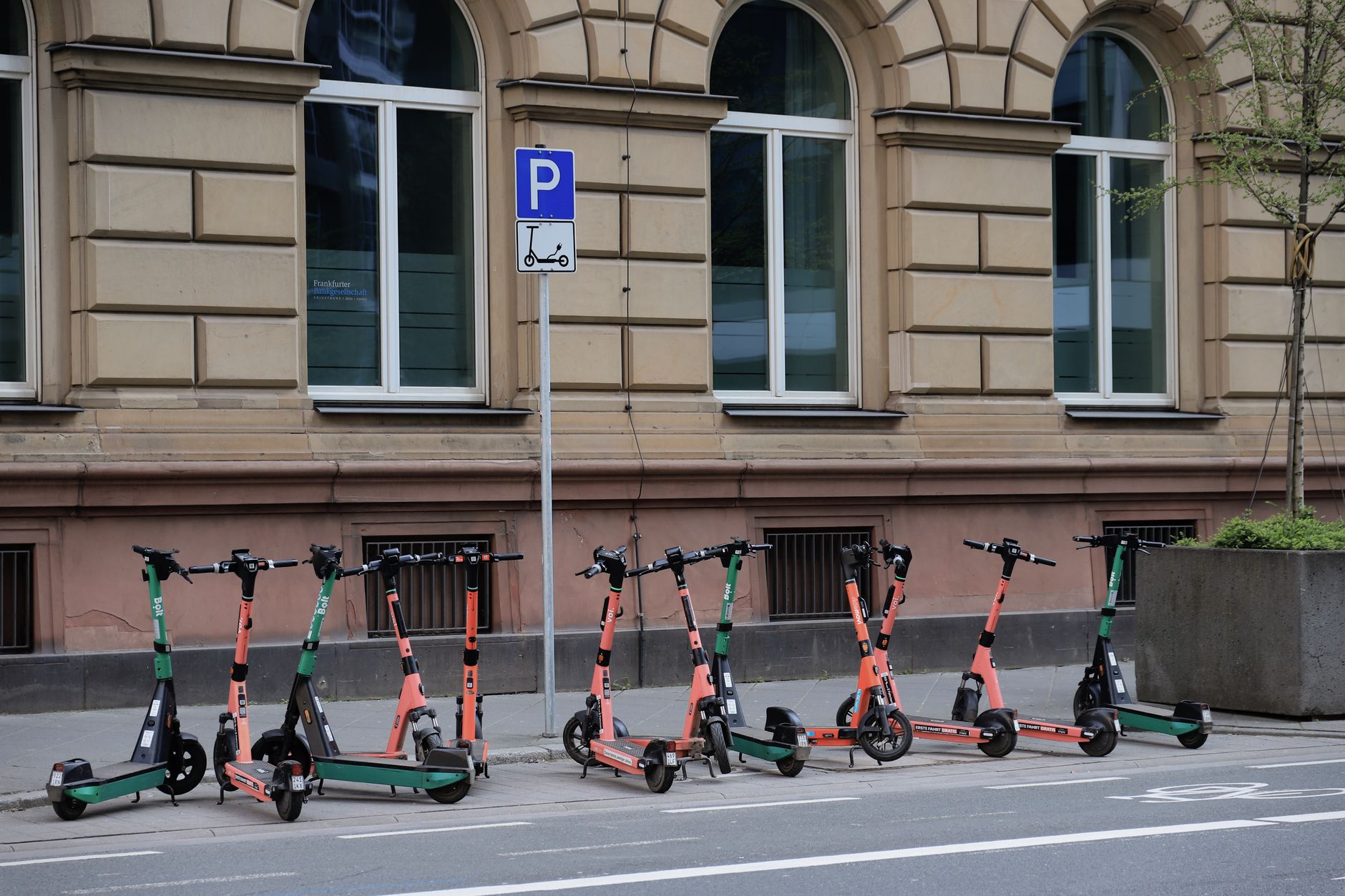 Frankfurt- Fechenheim: E-Scooterfahrer greift Streife bei Verkehrskontrolle an
