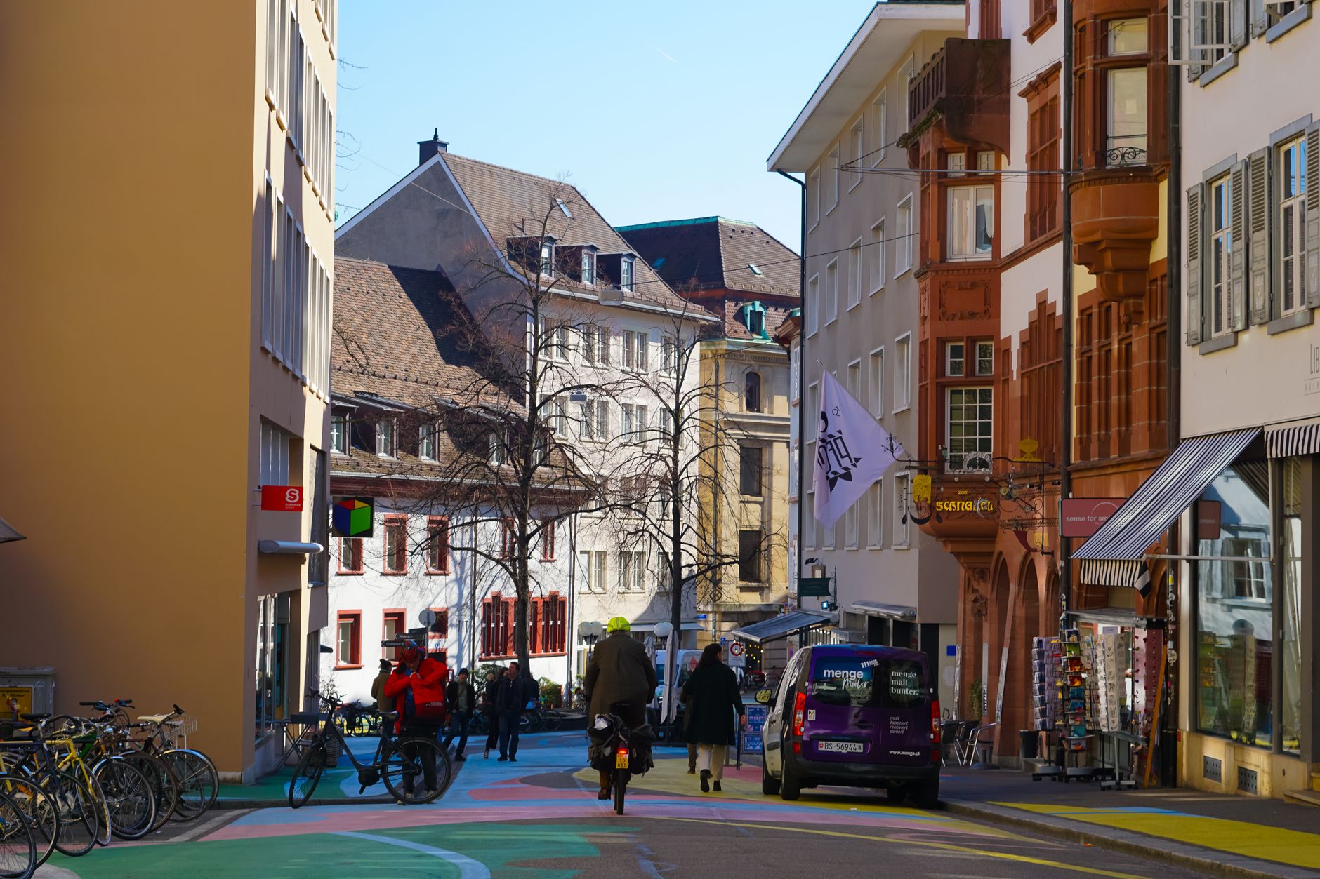 Marburg-Biedenkopf: Fahrradfahrer stürzt - Lkw fährt weiter · Scheunenbrand in Neustadt · Sachbeschädigung an Cabrio · Brennende Mülltonnen · leichter Zusammenstoß zwischen Radfahrer und Bus