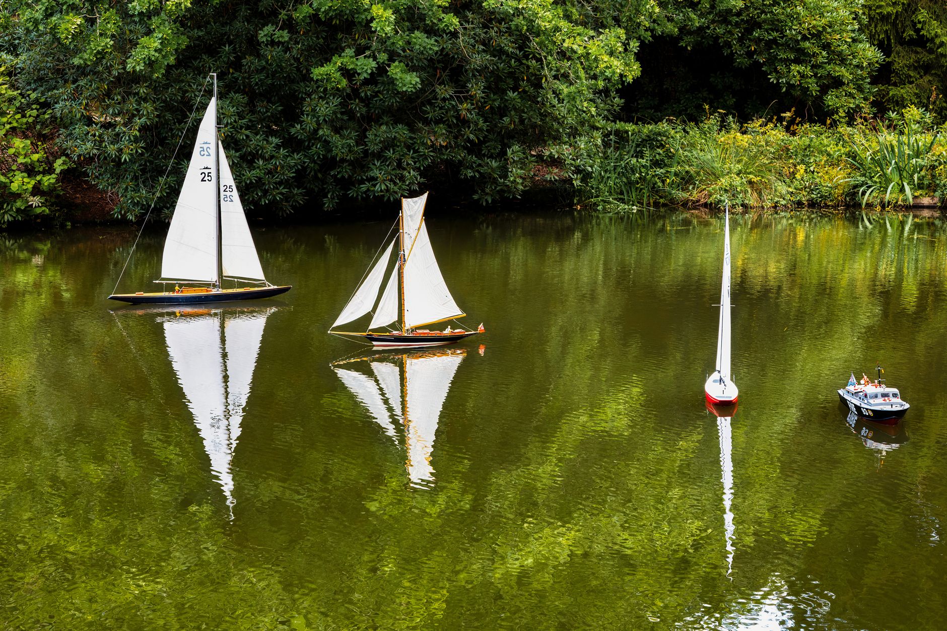 Top 10: Das beste ferngesteuerte Boot im Test – Speedboot, Yacht oder Katamaran?