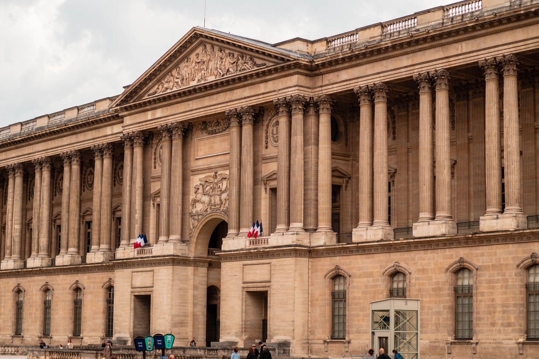 Neue Unruhen in Paris - Macron kündigt Runden Tisch an