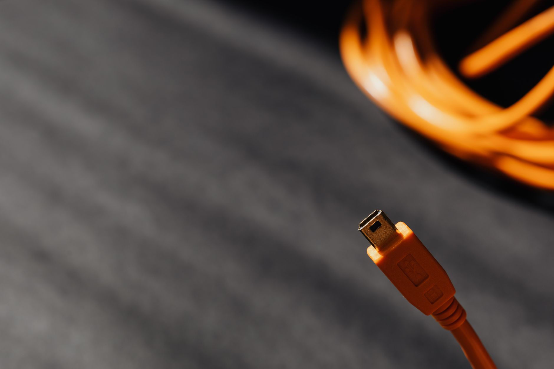Anzeige: Kleines 100-W-USB-Ladegerät von Baseus mit 3 Ports und Display für unter 42 Euro