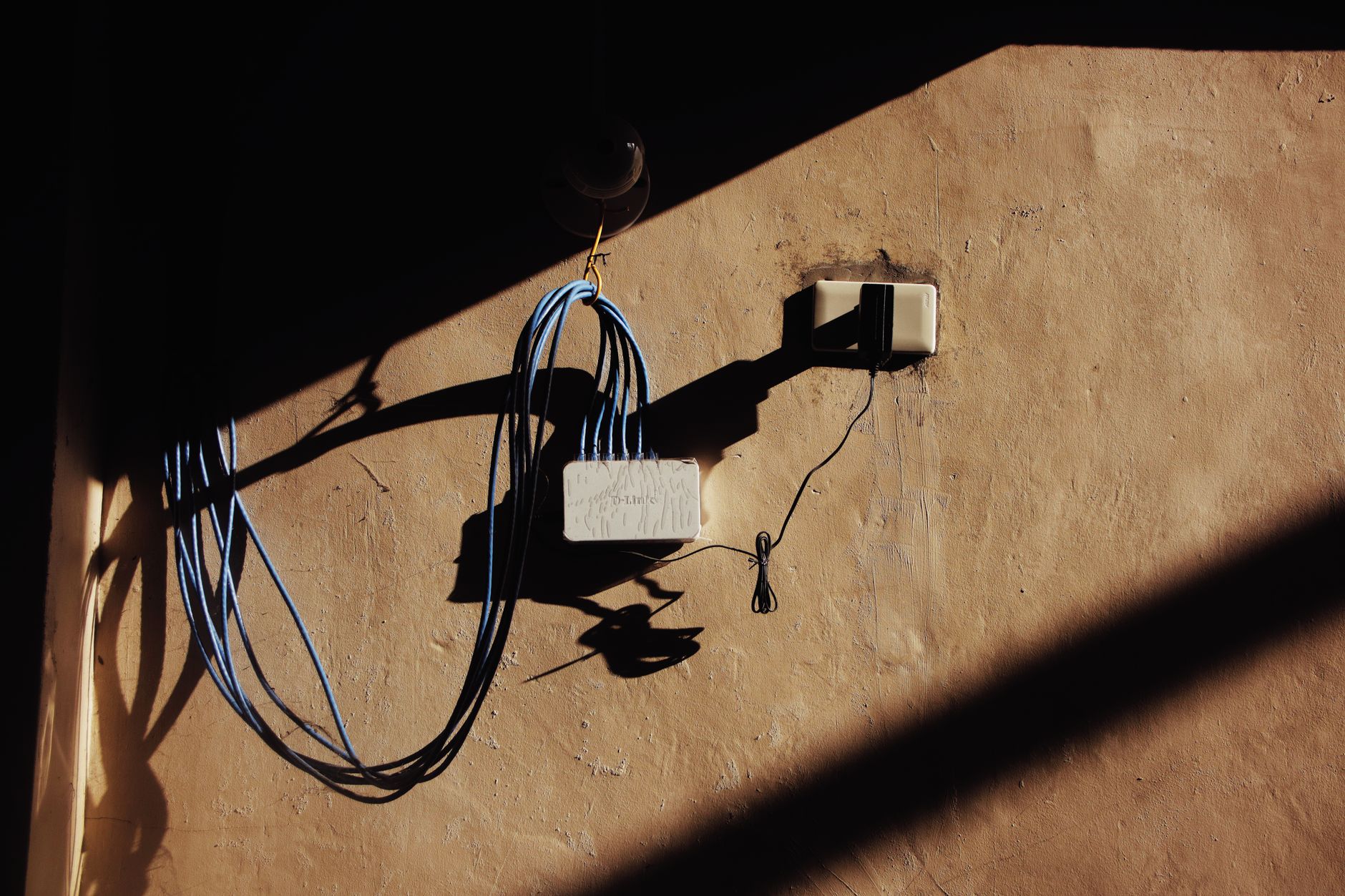 Freiheit im Netz auf Talfahrt: Zensur, KI, Alterschecks und digitale Isolation