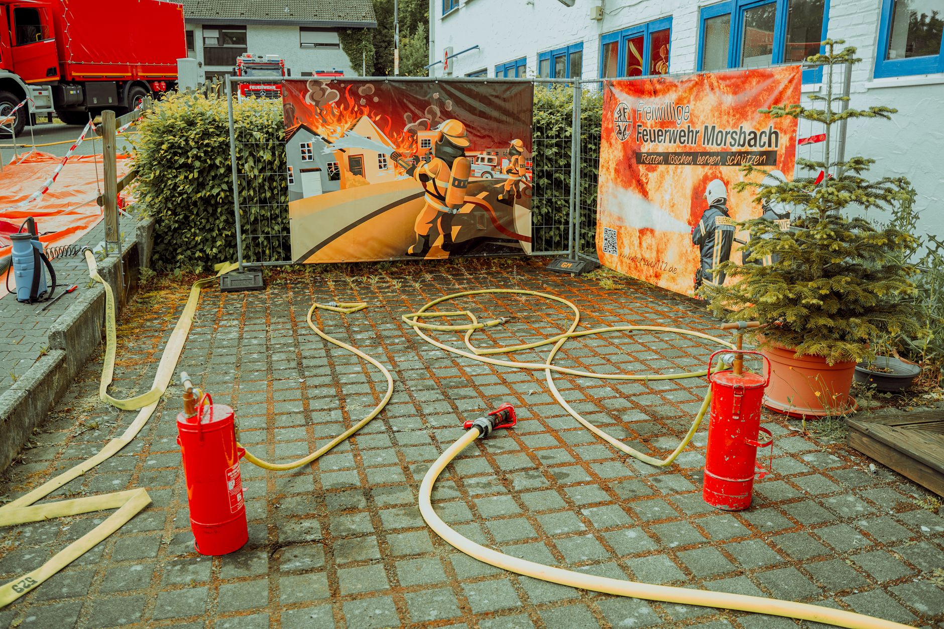 Altpapiercontainer durch Feuerwerkskörper in Brand gesetzt: Hinweise auf zwei jugendliche Täter in Waldau erbeten