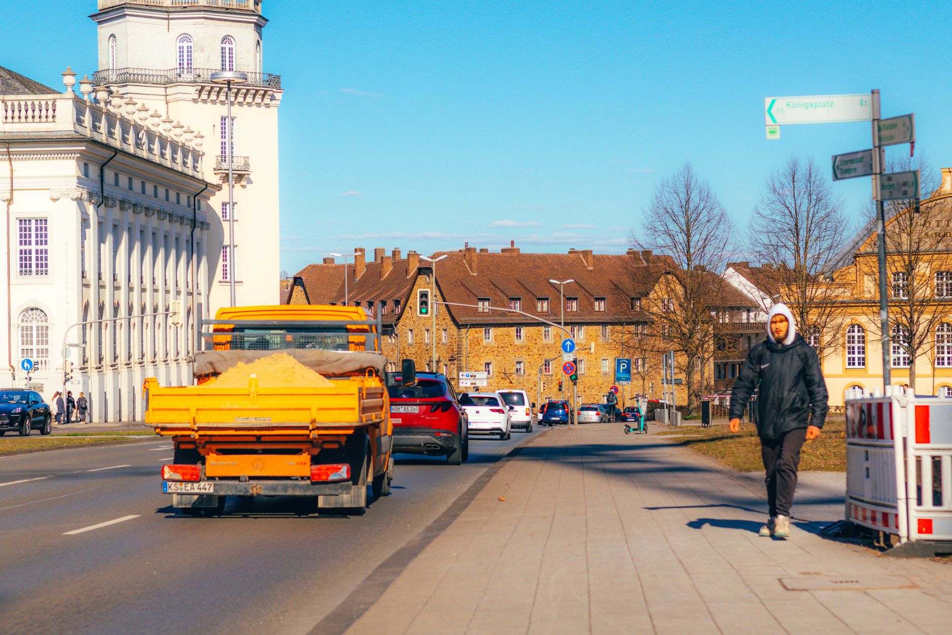 PKW kommt von Fahrbahn ab
