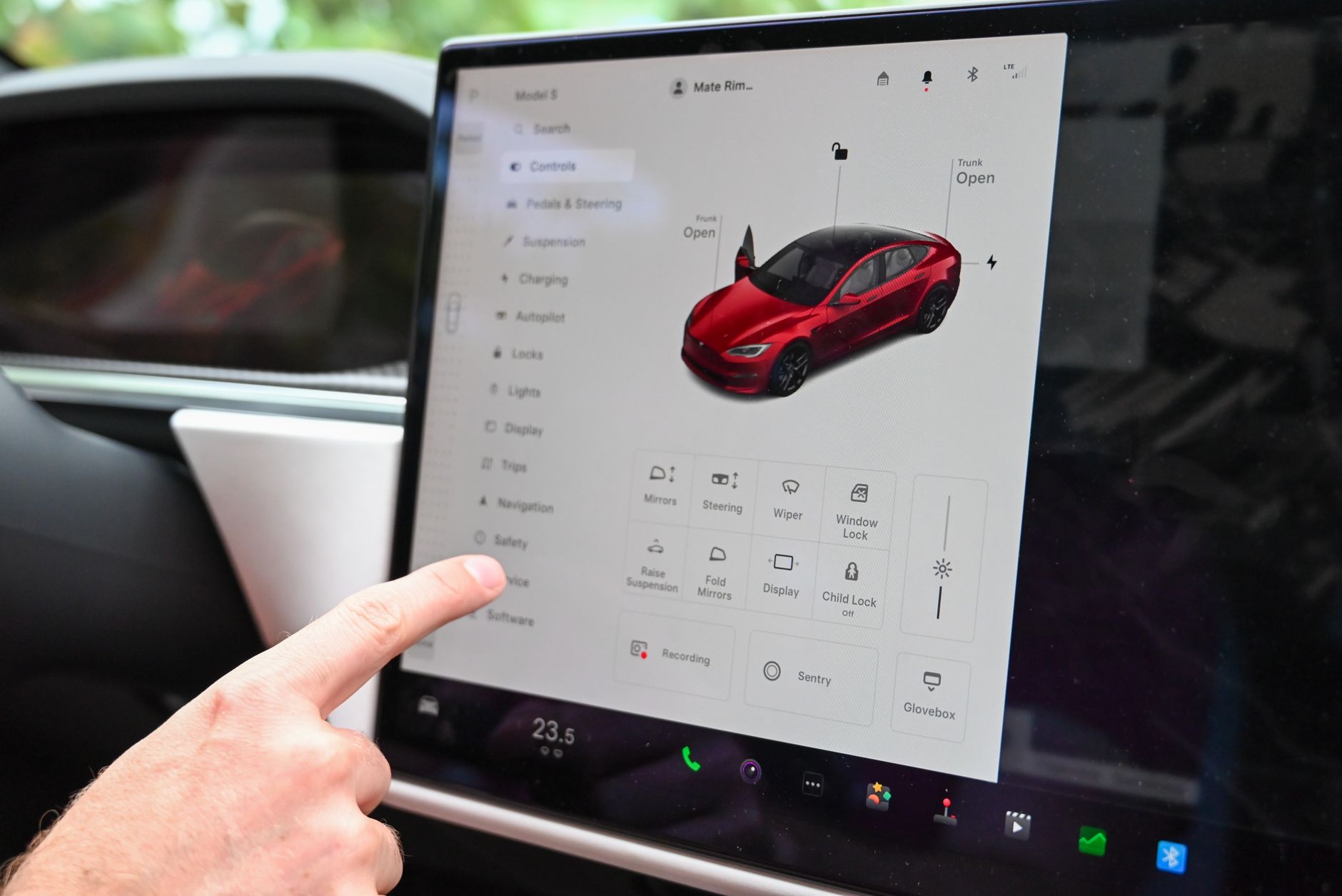Elon Musks Katze: Warum Teslas Robotaxi-Flotte nicht in der Nacht fährt